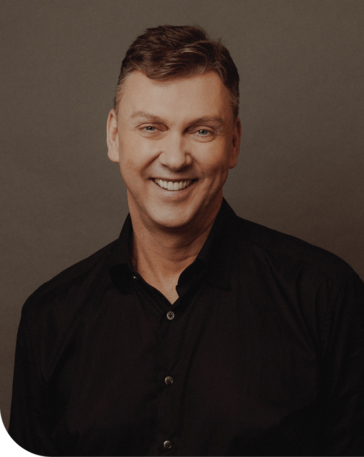 Warren Carlyle Headshot